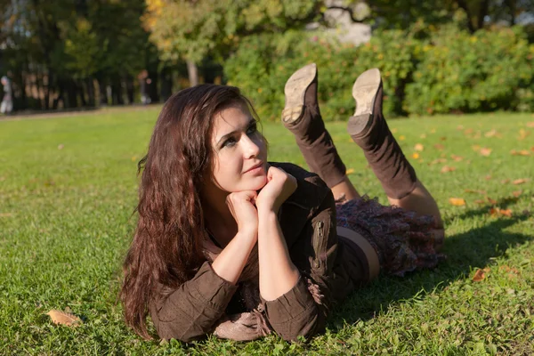 Het meisje ligt op een gras — Stockfoto