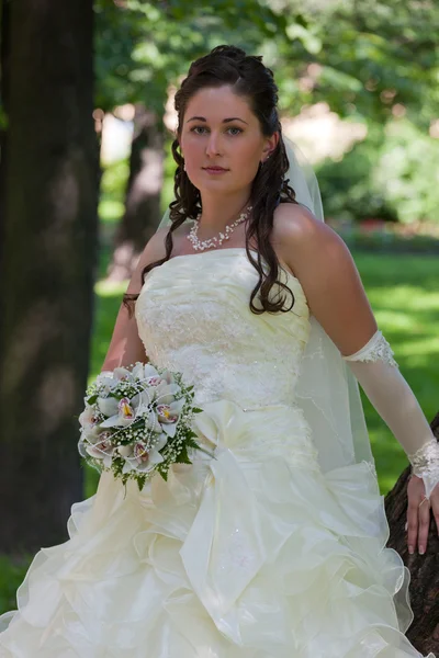 La novia con un ramo —  Fotos de Stock