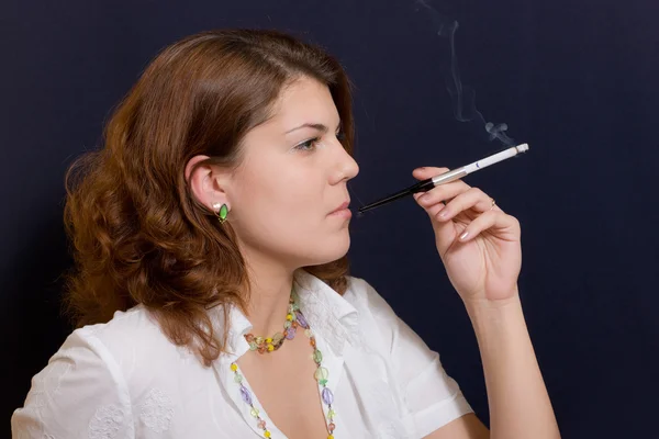 Flicka med en cigarett — Stockfoto