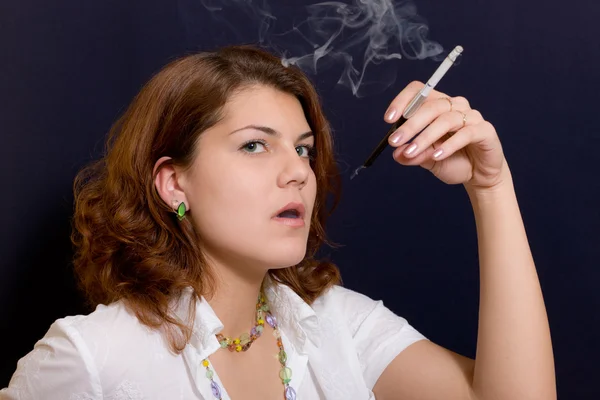 Flicka med en cigarett — Stockfoto