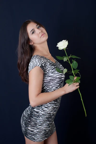 Menina com uma rosa branca — Fotografia de Stock