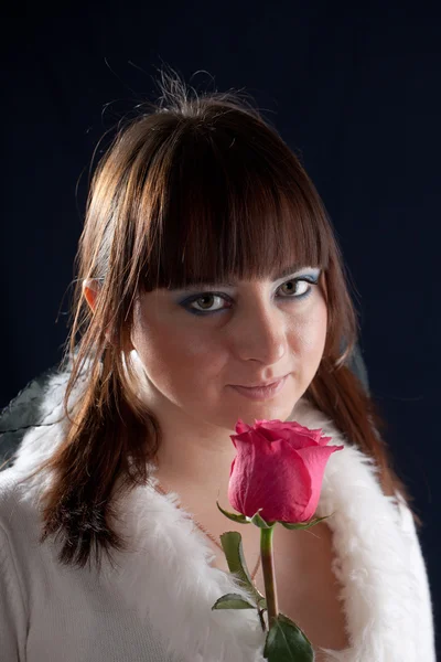 Meisje met een rode roos — Stockfoto