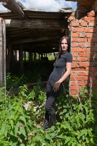 Chica en negro entre ruinas —  Fotos de Stock