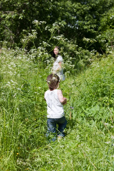 Mama Met Zoon Wandeling Een Gras Een Zomer Weide — Stockfoto