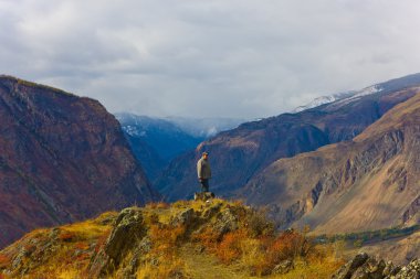 uçurumun Dağları'nda bir köpeğe turist