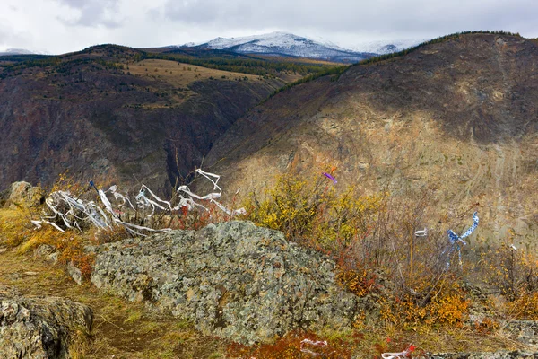 Красивый Пейзаж Горах Традиции Отмечен Лентами — стоковое фото