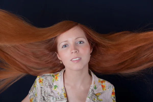 Uzun Kızıl Saçlı Kız Portresi — Stok fotoğraf