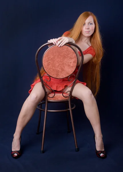 Das Mädchen auf dem Stuhl — Stockfoto