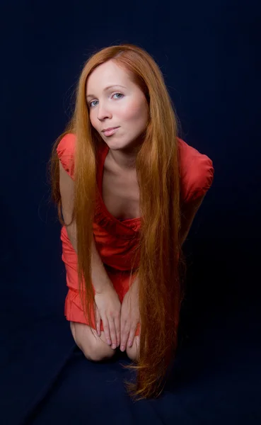 Portret Van Het Meisje Met Lang Rood Haar — Stockfoto