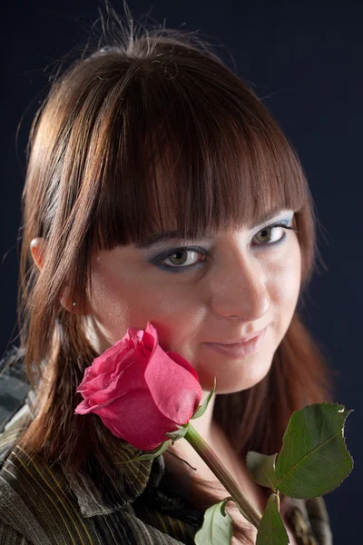 赤いバラを持つ少女の肖像画 — ストック写真
