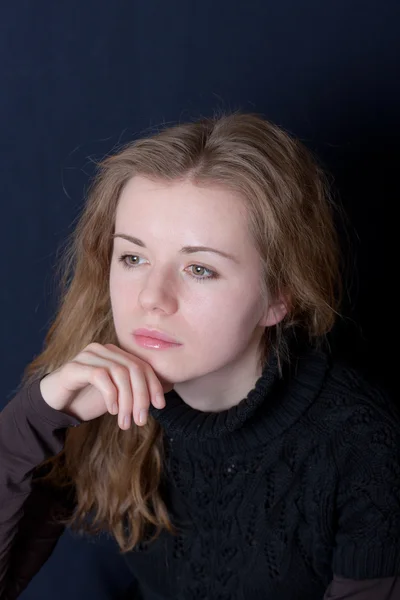 Karanlık Bir Arka Plan Karşı Düşünceli Kız Portresi — Stok fotoğraf