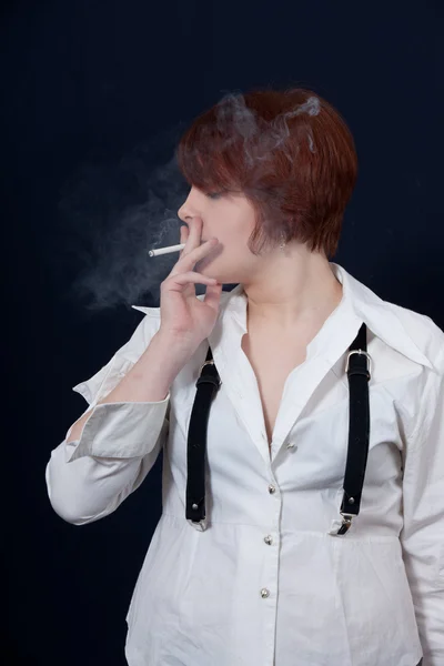Retrato Menina Com Cigarro Fundo Preto — Fotografia de Stock