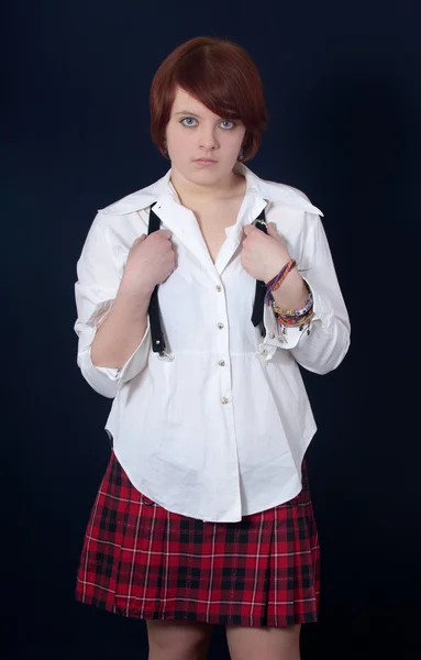 Meisje in een shirt en een rok — Stockfoto