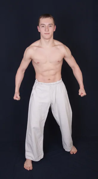 Der Mann Kimono Trainiert Karate — Stockfoto