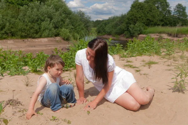 Μαμά Γιο Παιχνίδι Πάνω Στην Άμμο Δίπλα Στον Ποταμό — Φωτογραφία Αρχείου
