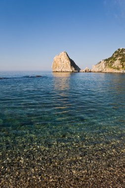 güneşli bir gün bir rock ile deniz manzara