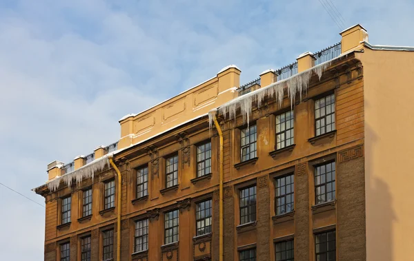 Gebäude Mit Eiszapfen Auf Dem Dach — Stockfoto
