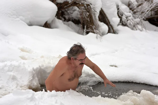 Мужчина Прыгает Зимнюю Ледяную Дыру — стоковое фото