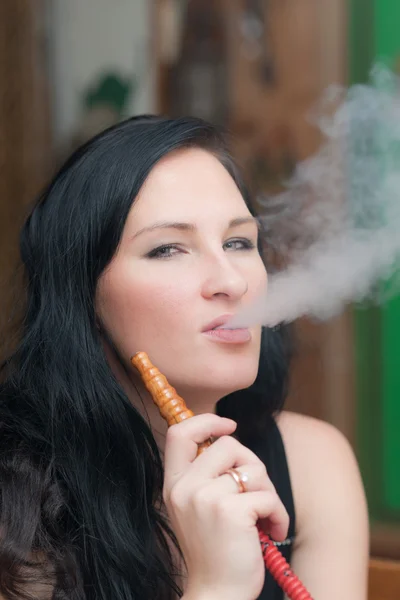 Flicka röka en vattenpipa — Stockfoto
