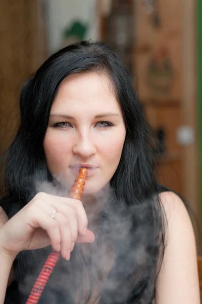 吸烟水烟的女孩的肖像 — 图库照片