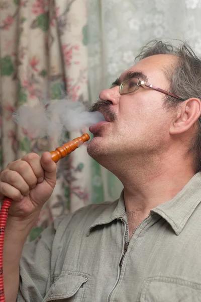 Retrato Homem Fumando Narguilé — Fotografia de Stock