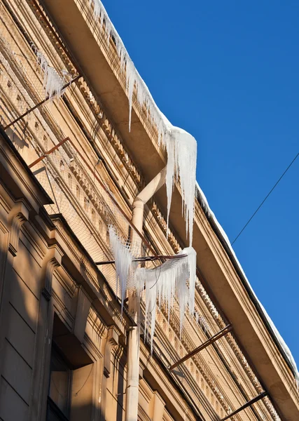 Velké Nebezpečné Rampouchy Střeše Domu — Stock fotografie