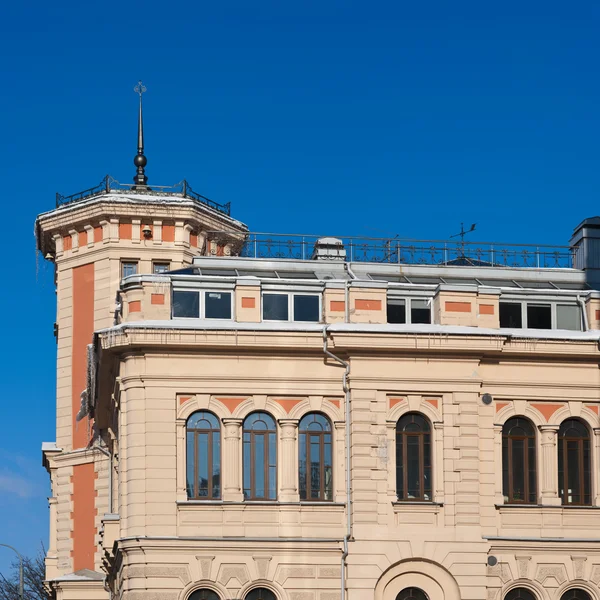 大厦与穗 典型的体系结构在圣彼得斯堡 — 图库照片
