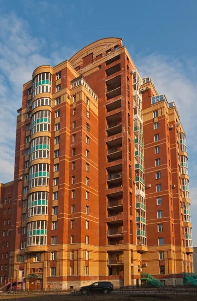 Moderne residentiële bakstenen gebouw — Stockfoto