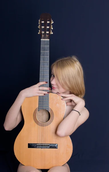 Blondýnka s kytarou — Stock fotografie