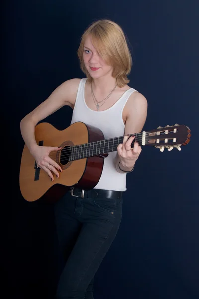 Blonde joue une guitare acoustique — Photo