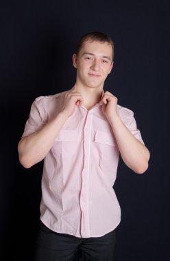 Pembe gömlekli adam