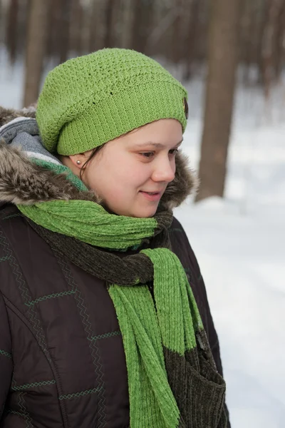 Девушка в зимнем лесу — стоковое фото