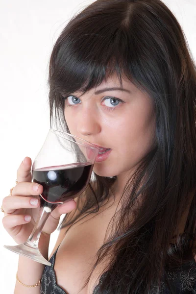 Dziewczyna przy lampce czerwonego wina — Zdjęcie stockowe