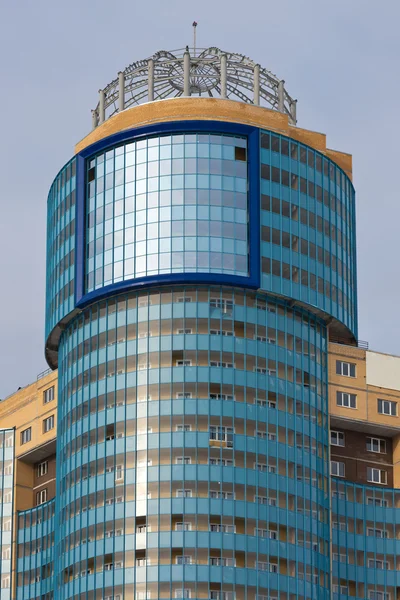 Torre de uma moderna casa de apartamento — Fotografia de Stock