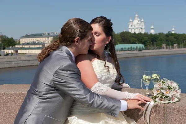 다리에 새로 결혼 커플 — 스톡 사진