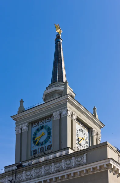 Torni kellolla — kuvapankkivalokuva