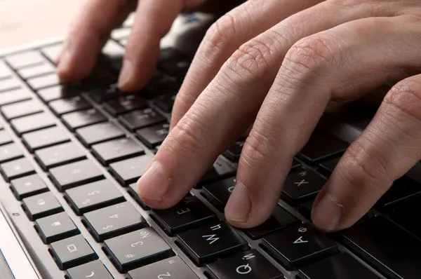 コンピューターのキーボード上の手 — ストック写真