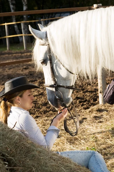 Fiatal nő a lovával — Stock Fotó