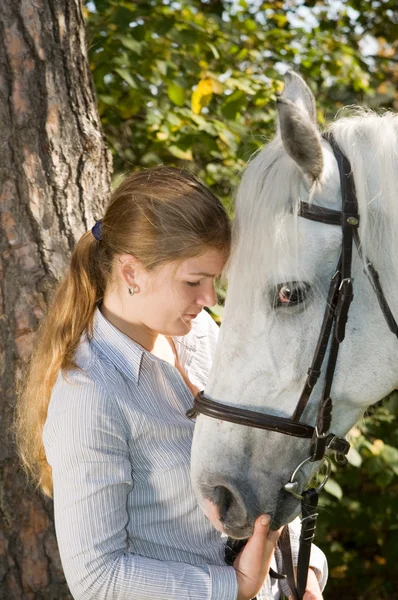 Mladá žena se svým koněm — Stock fotografie