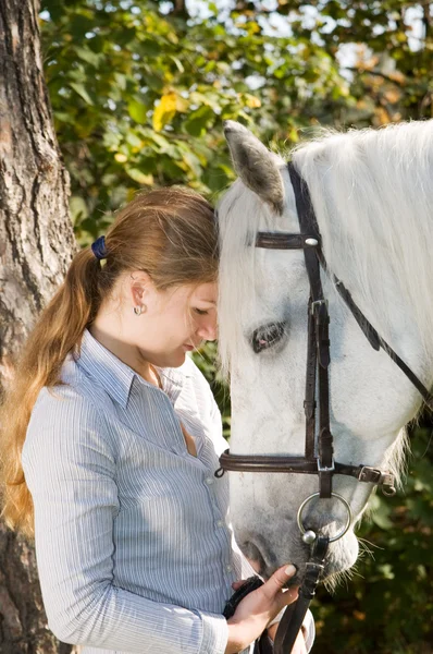 Mladá žena se svým koněm — Stock fotografie