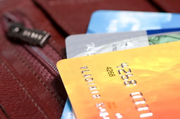 Bir Cüzdan Birkaç Parlak Kredi Kartları — Stok fotoğraf