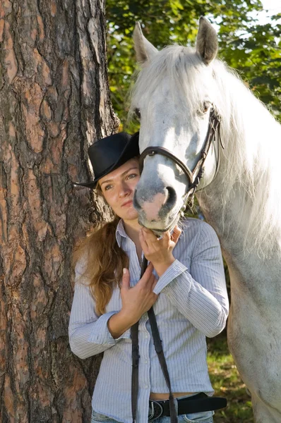 Портрет Молодой Женщины Белой Лошадью Лесу — стоковое фото