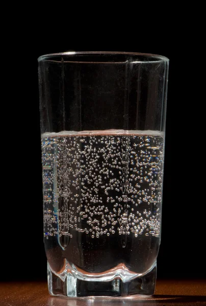 Glas Met Water Vele Bubles Zwarte Achtergrond — Stockfoto