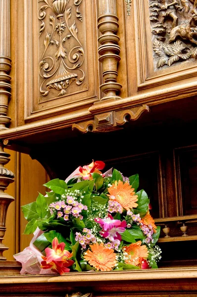 Strauß Hochzeitsblumen Auf Einem Sideboard Alten Stil — Stockfoto