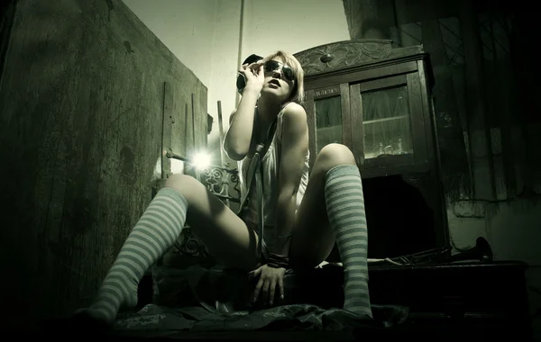 Güneş gözlüğü takan moda kadın portresi