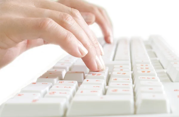 Ruce na klávesnici — Stock fotografie