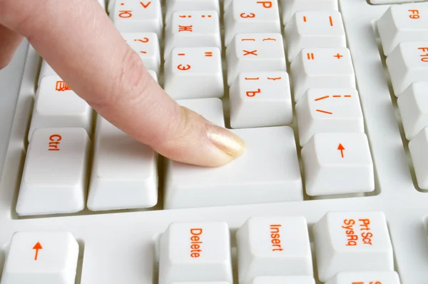 白で隔離されるキーボードの指 — ストック写真