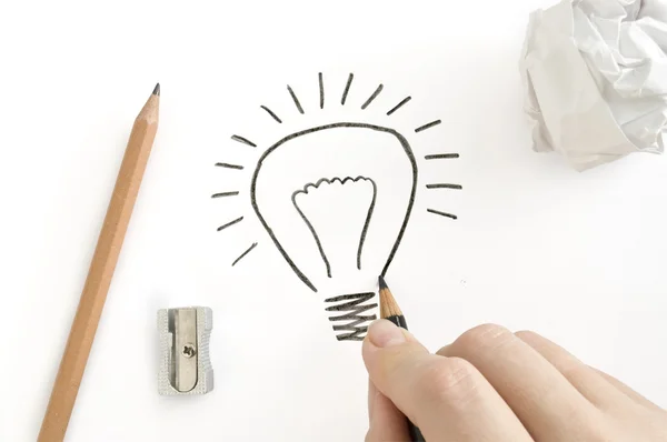 Ręka trzymać ołówek w rękę i rysunek Lampa — Zdjęcie stockowe