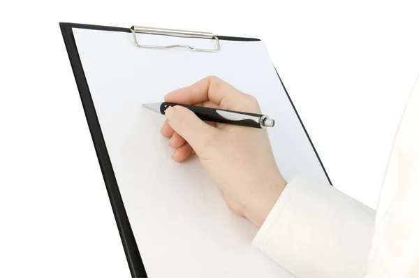 Mano con la escritura de la pluma en la página blanca en portapapeles — Foto de Stock