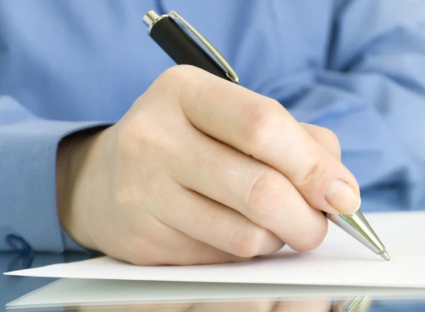 Hand hålla pennan och skriva — Stockfoto